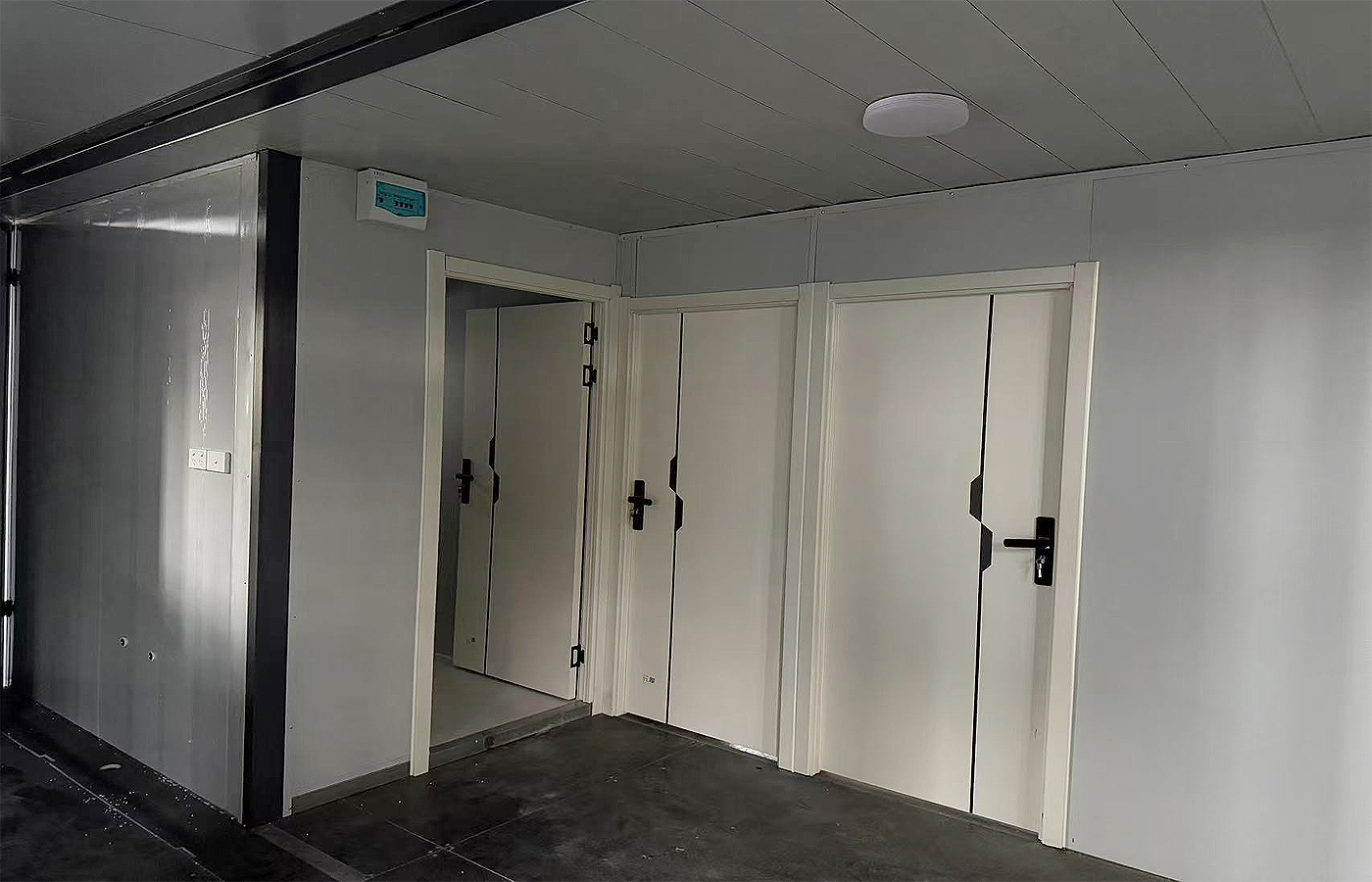 바닥에서 천장까지 이어지는 창문이 있는 20피트 현대식 확장형 컨테이너 맞춤형 매장 바닥에서 천장까지 이어지는 창문이 있는 20피트 현대식 확장형 컨테이너 맞춤형 매장